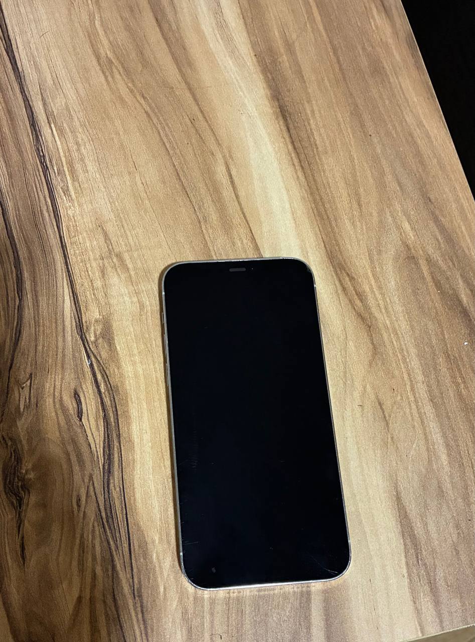 iPhone 12 Pro, аккумулятор 80%, с беспроводной зарядкой