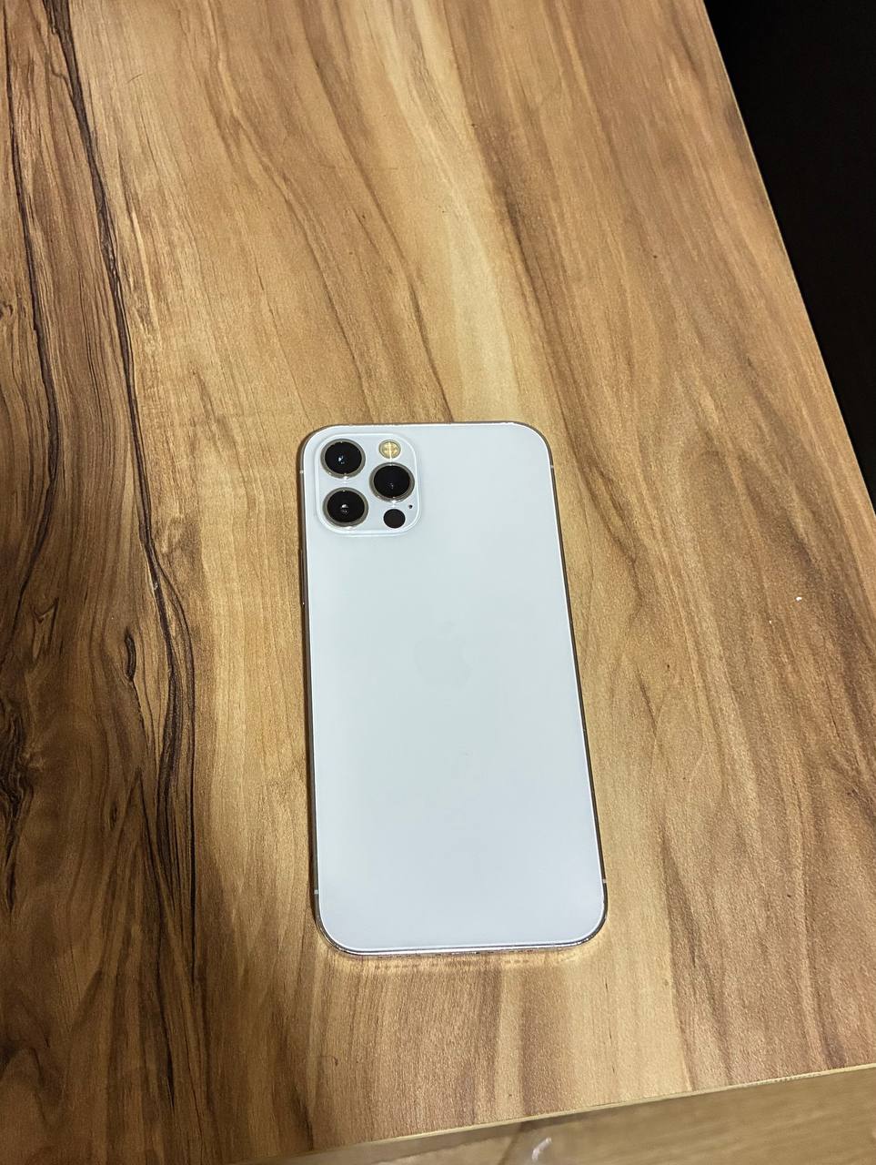 iPhone 12 Pro, аккумулятор 80%, с беспроводной зарядкой