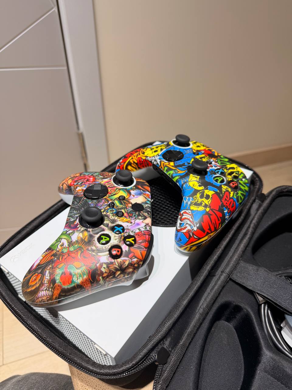 Xbox Series S с 2 джойстиками и кабелями