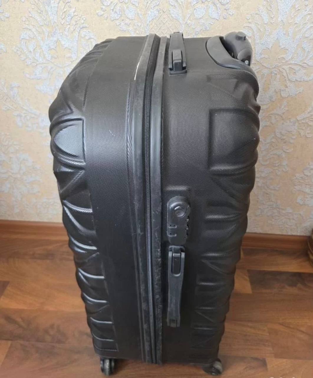 Дорожный чемодан средний 74x42x30 поликарбонат