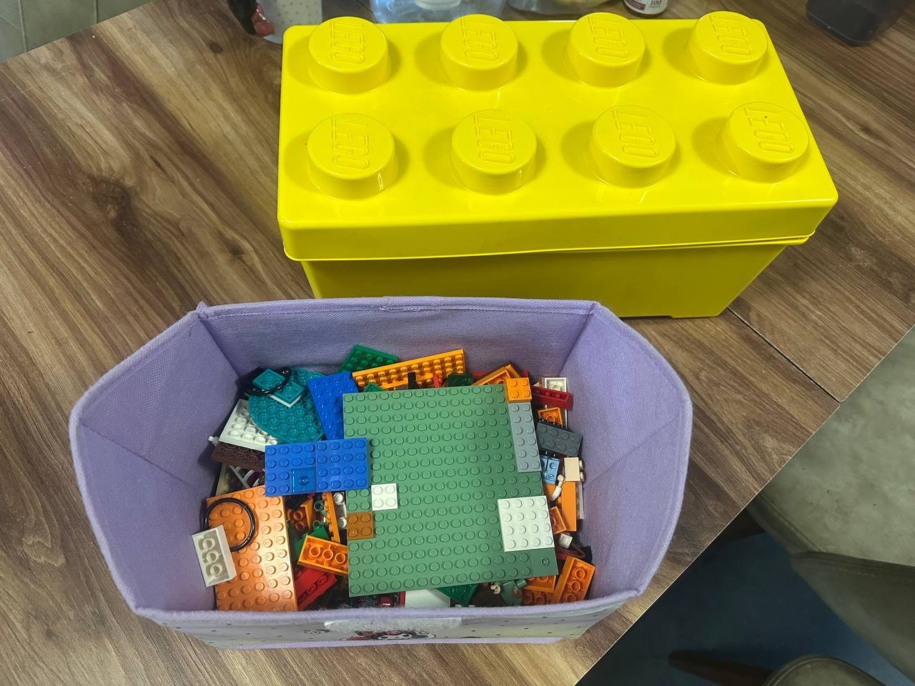 Набор оригинальных деталей LEGO с жёлтым контейнером-кубиком