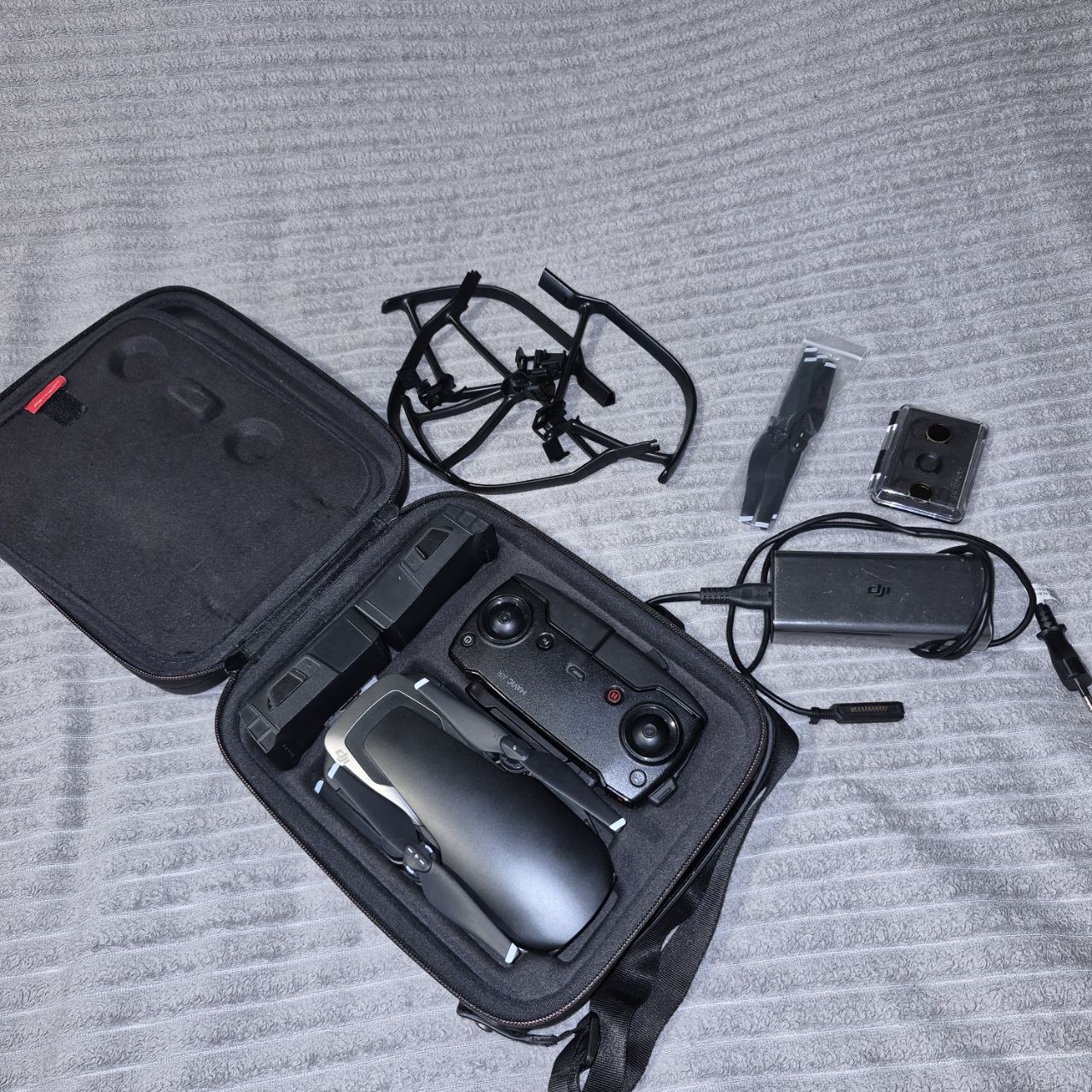 Квадрокоптер DJI Mavic Air с комплектом аксессуаров