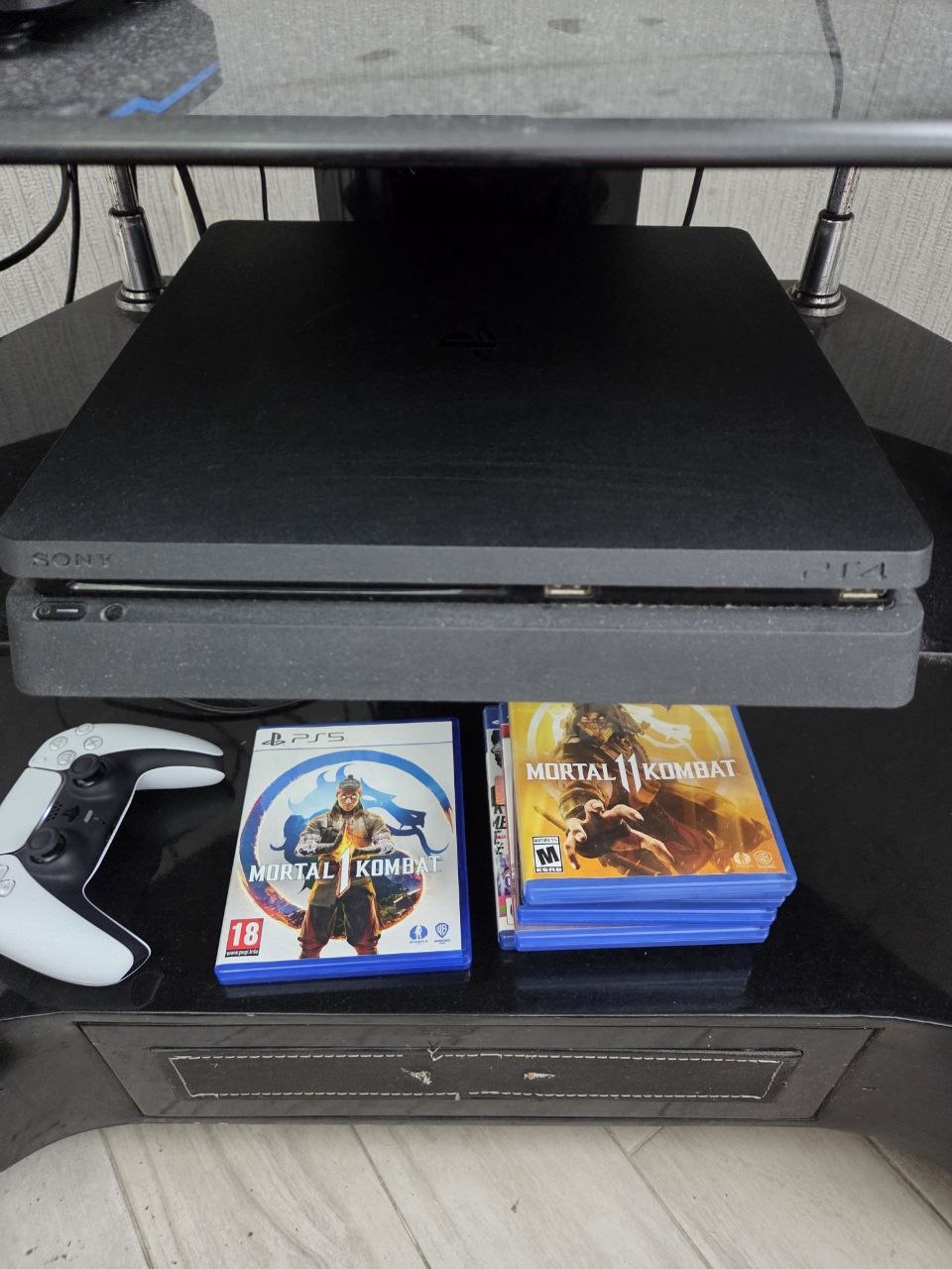 PlayStation 4 в хорошем состоянии