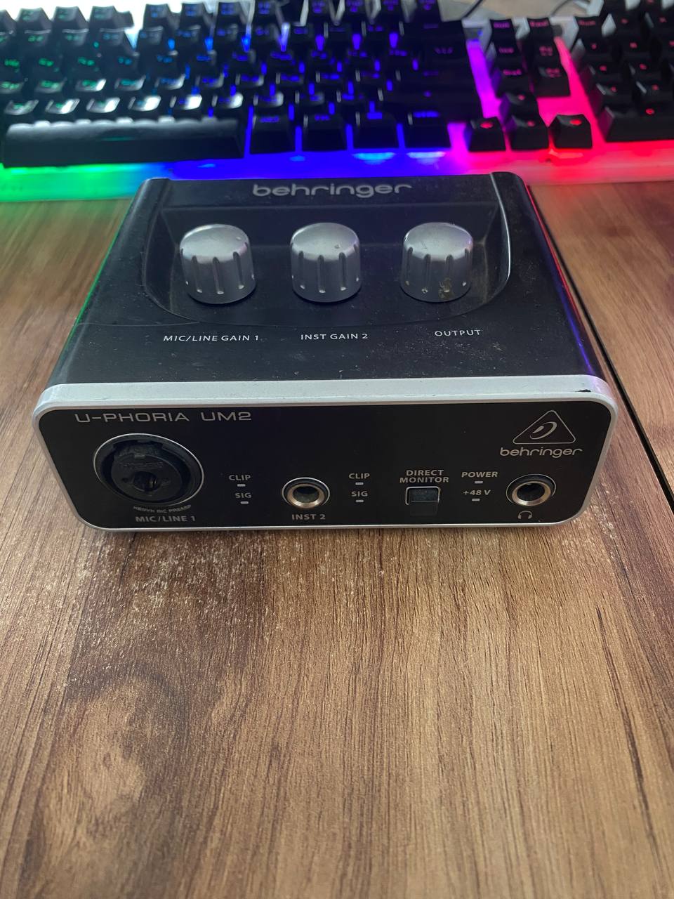 Звуковая карта Behringer UM2