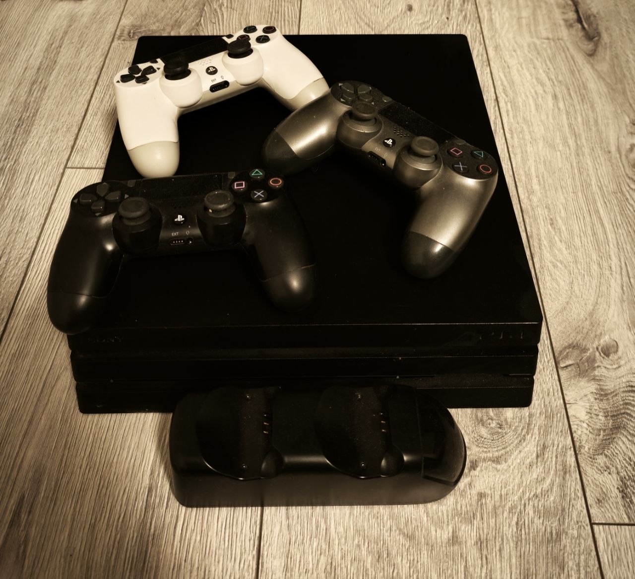 PlayStation 4 Pro 1 TB с 3 геймпадами и играми