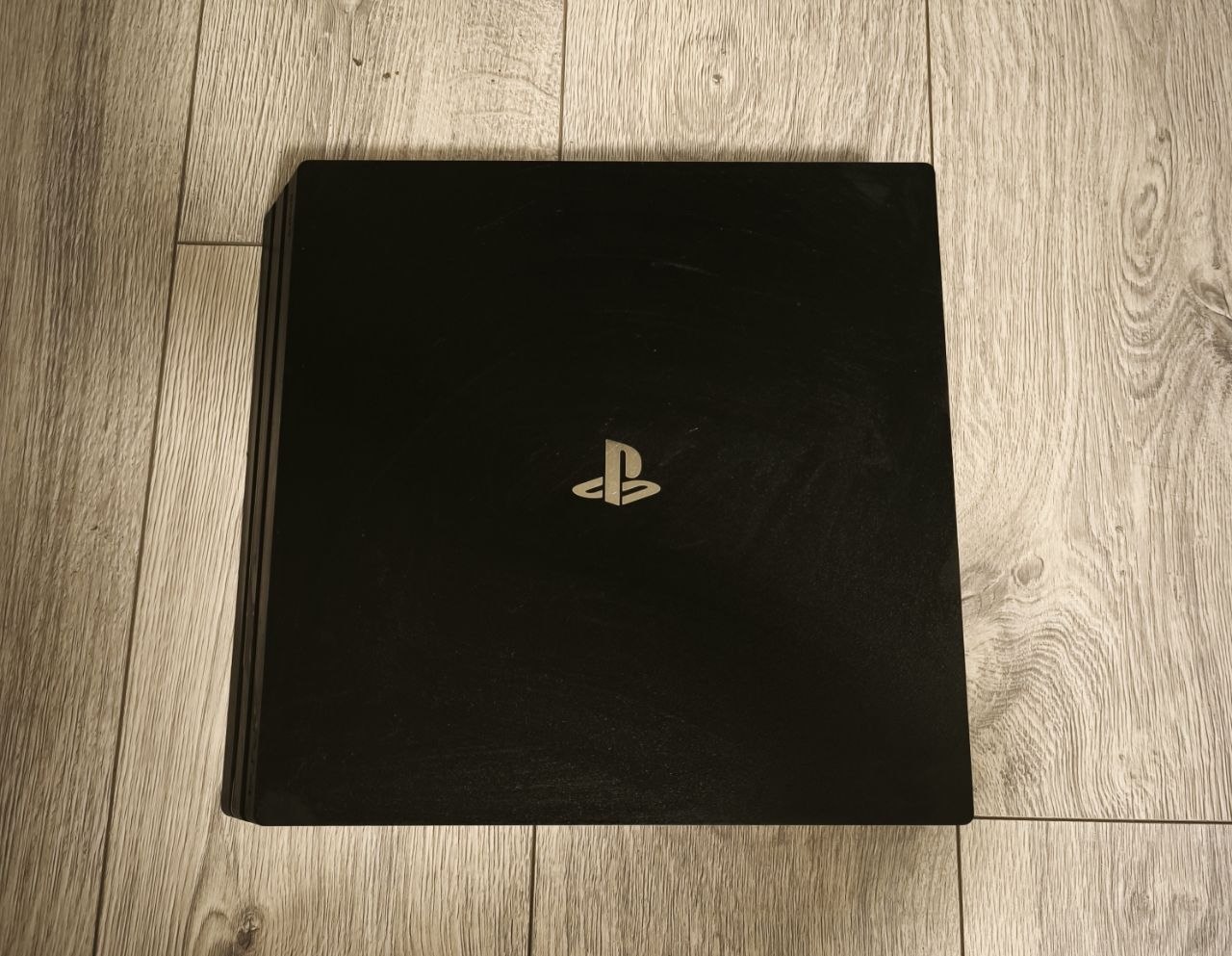 PlayStation 4 Pro 1 TB с 3 геймпадами и играми