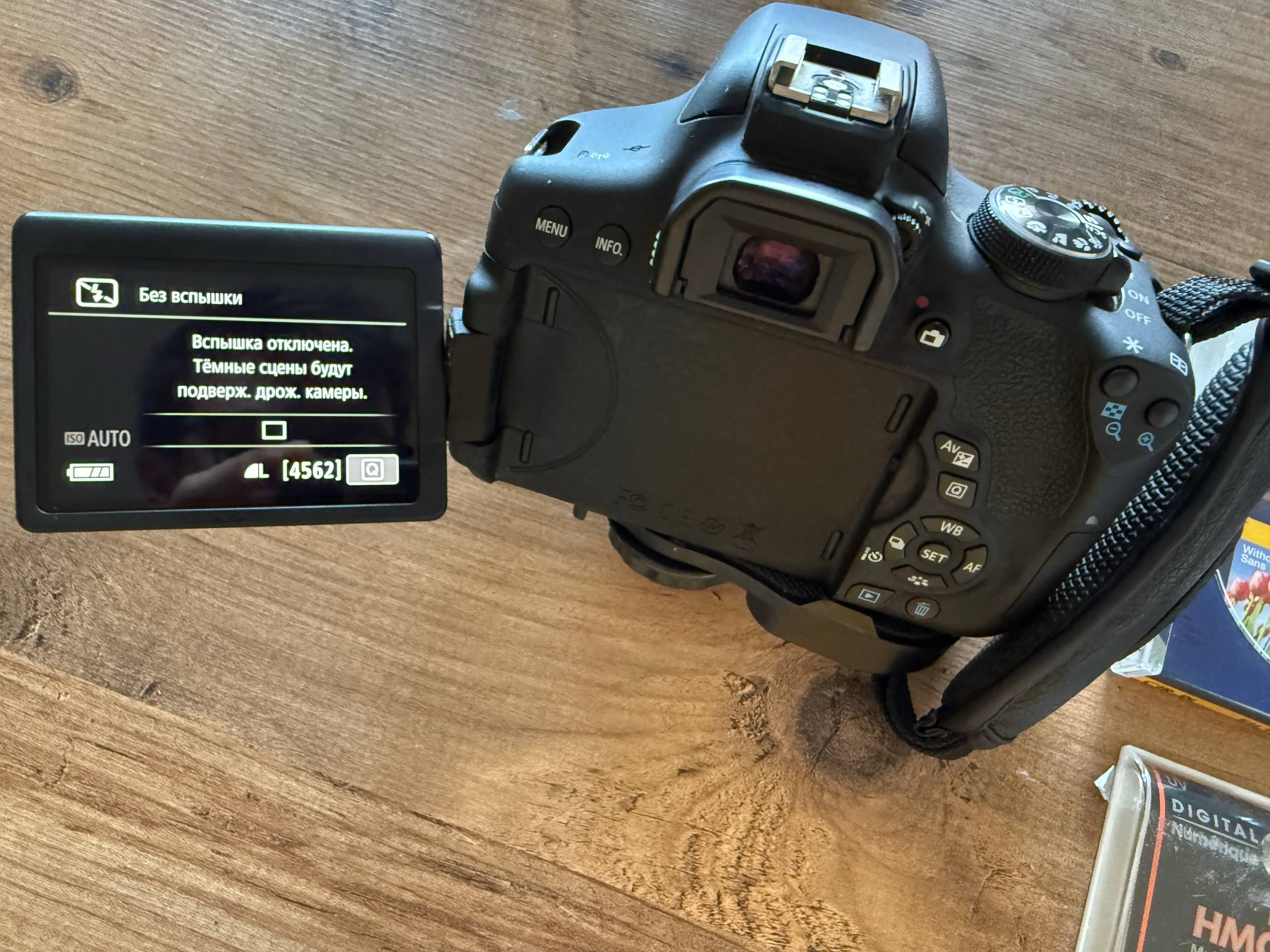 Canon EOS 750D + объективы 18-135mm и 75-300mm, комплект