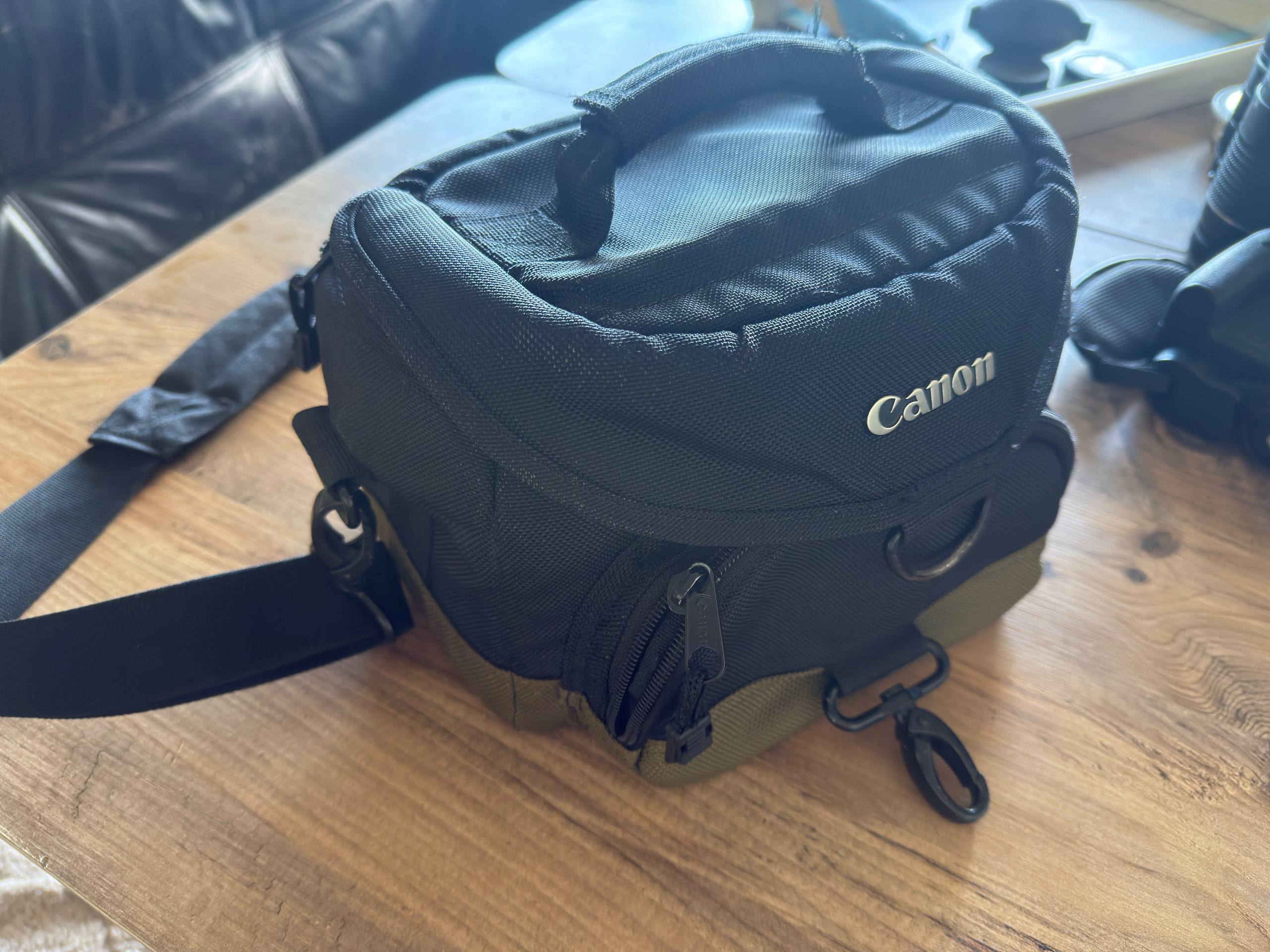 Canon EOS 750D + объективы 18-135mm и 75-300mm, комплект