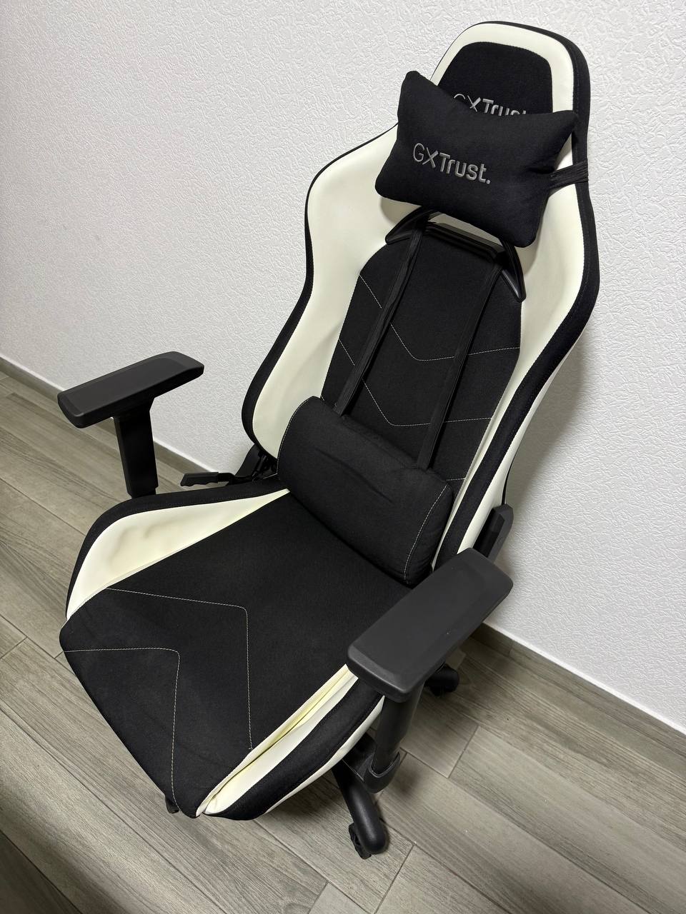 Игровое кресло Trust GXT 714W
