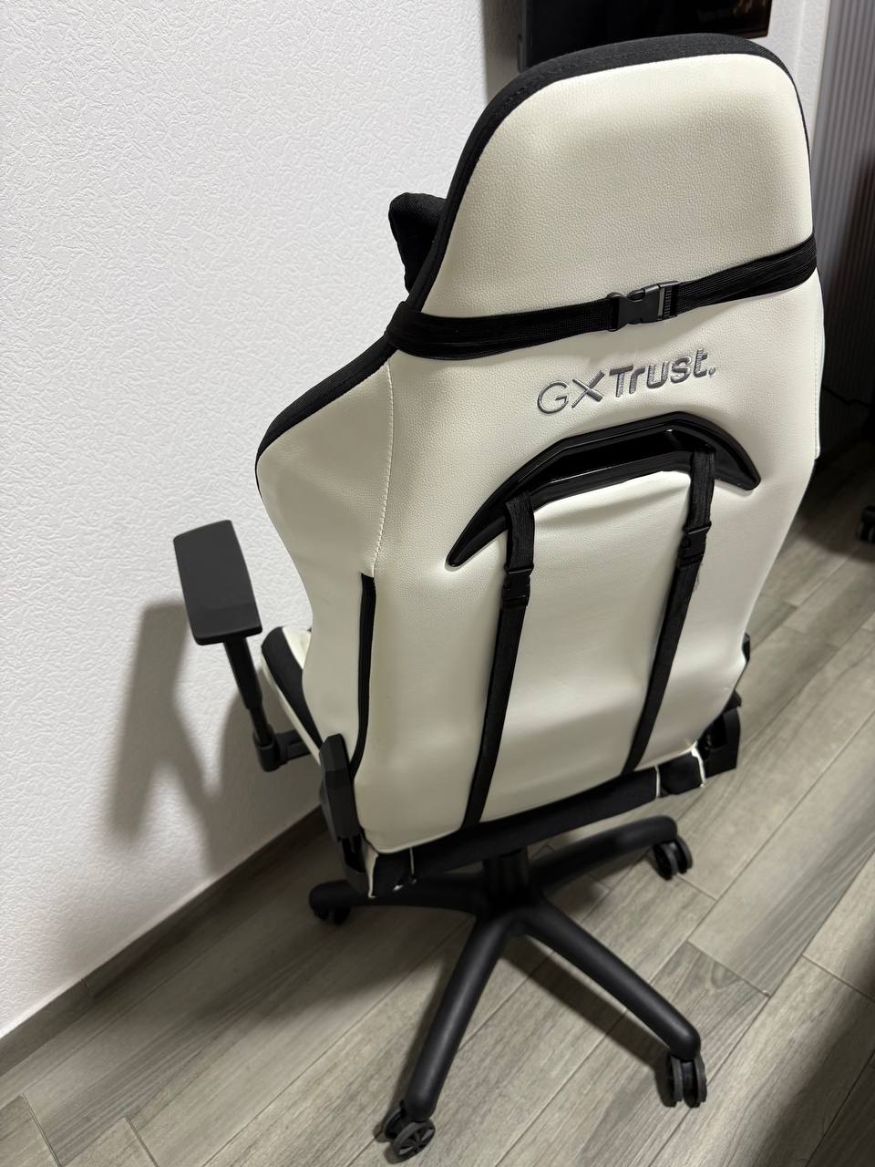 Игровое кресло Trust GXT 714W