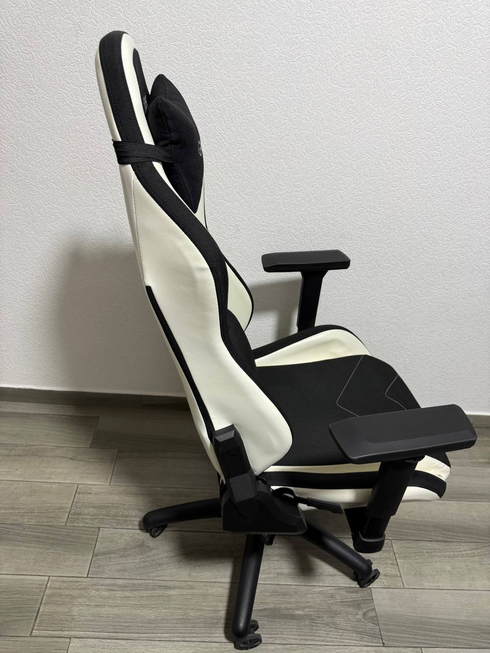 Игровое кресло Trust GXT 714W