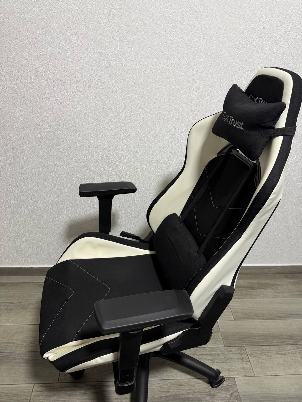 Игровое кресло Trust GXT 714W