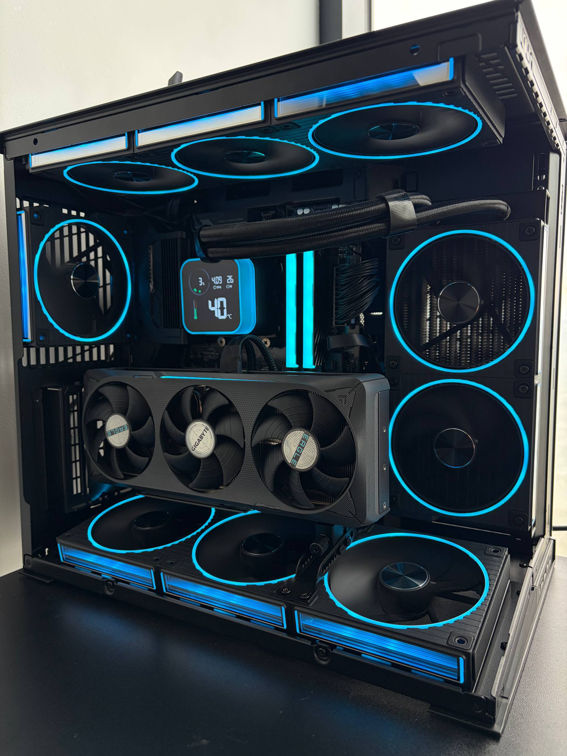Игровой компьютер: Lian Li O11 Dynamic Mini V2, Ryzen 7 7800X3D, RTX 5070 12GB