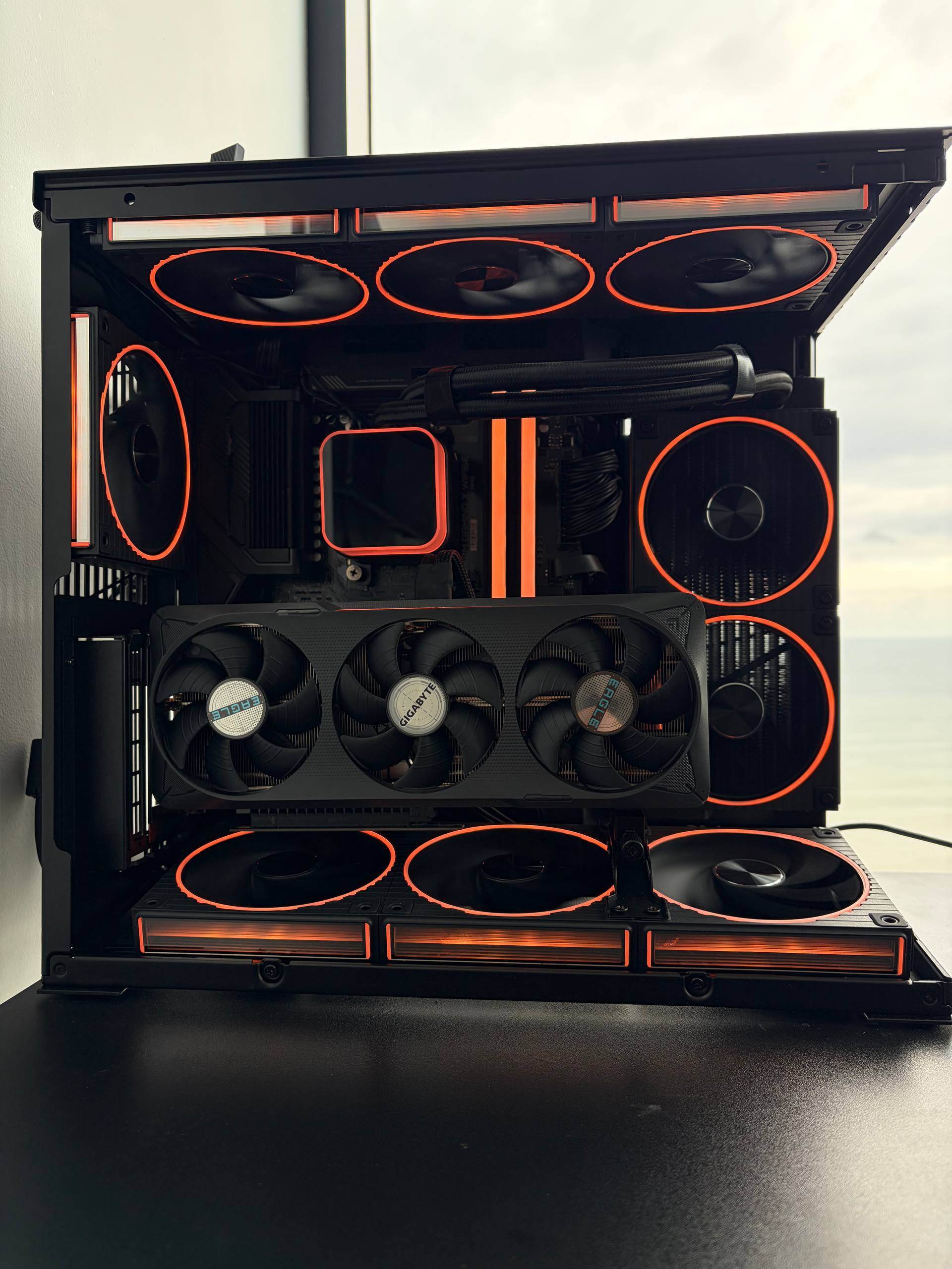 Игровой компьютер: Lian Li O11 Dynamic Mini V2, Ryzen 7 7800X3D, RTX 5070 12GB