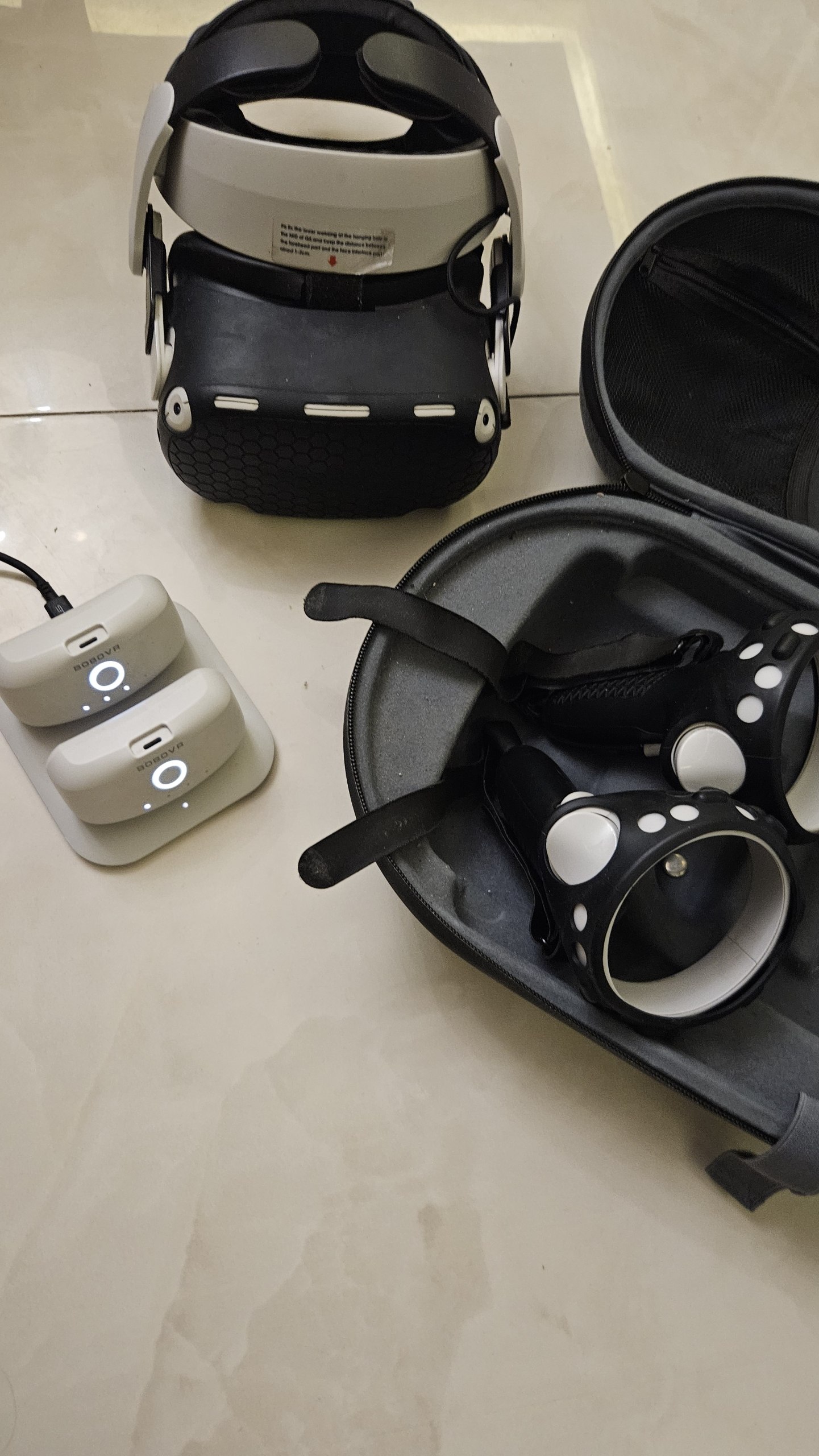 VR-гарнитура Meta Oculus Quest 2 256 ГБ с аксессуарами