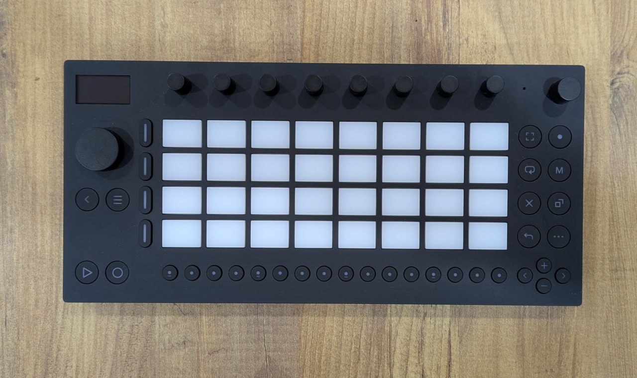 Ableton Move с кейсом и кабелем зарядки