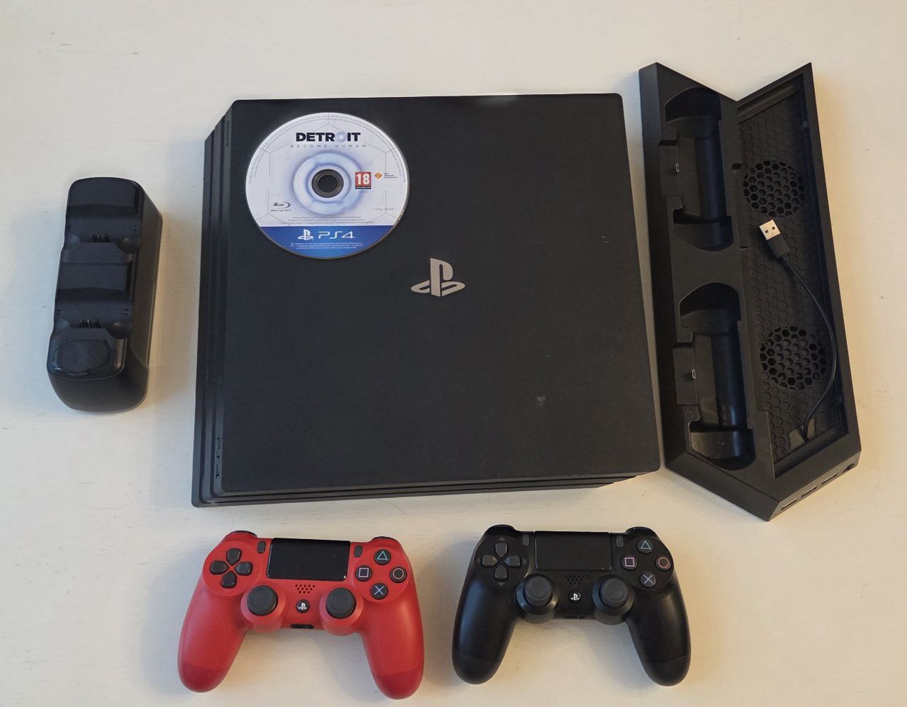 PlayStation 4 Pro (CUH-7216) с 2 джойстиками и аксессуарами