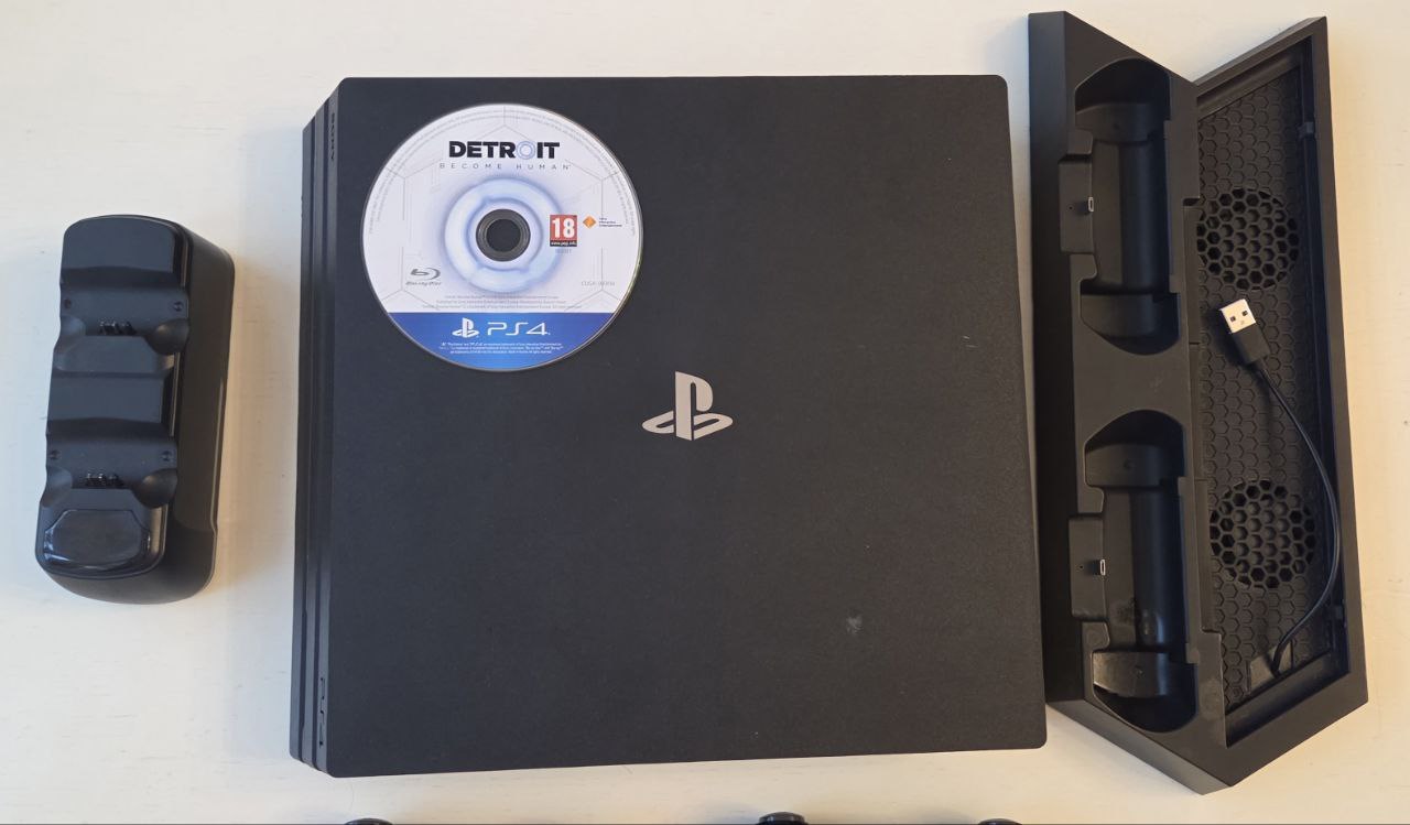 PlayStation 4 Pro (CUH-7216) с 2 джойстиками и аксессуарами