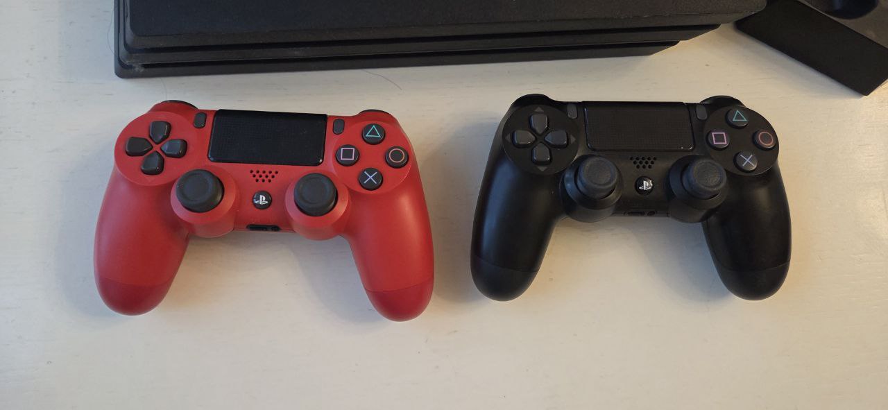 PlayStation 4 Pro (CUH-7216) с 2 джойстиками и аксессуарами