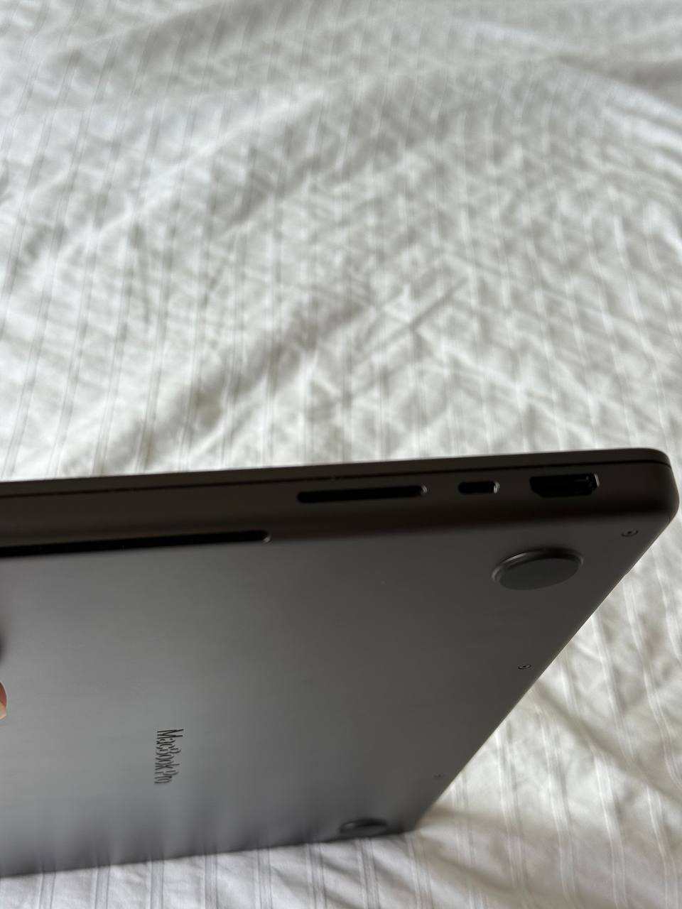 MacBook Pro M5 14" 16 ГБ / 512 ГБ