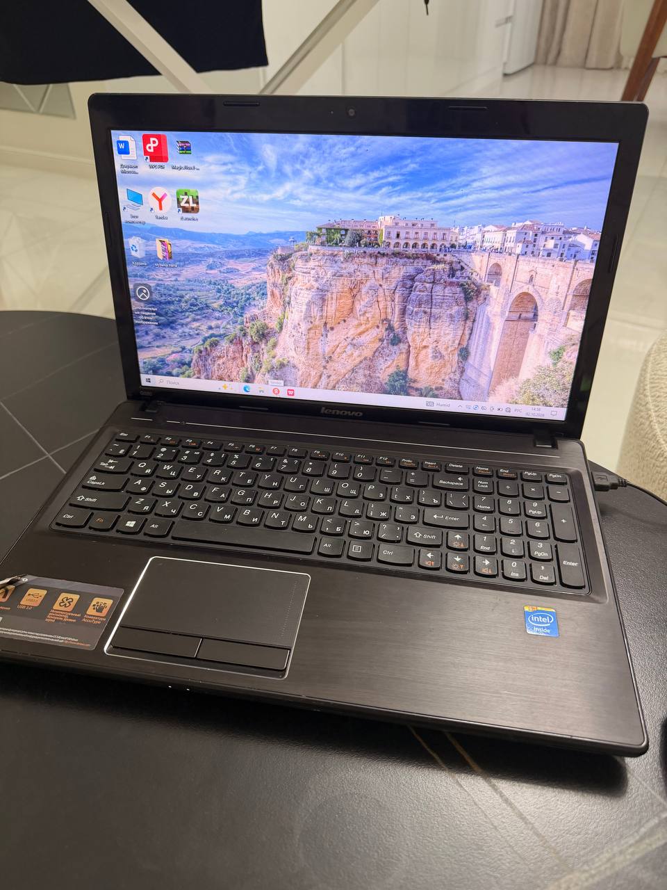 Ноутбук Lenovo с зарядным устройством и мышкой