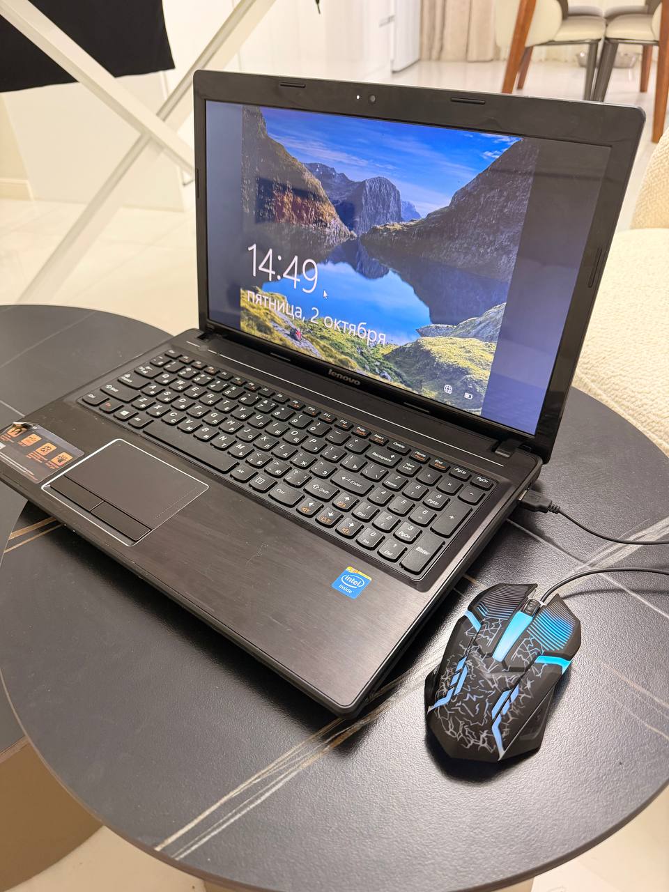 Ноутбук Lenovo с зарядным устройством и мышкой