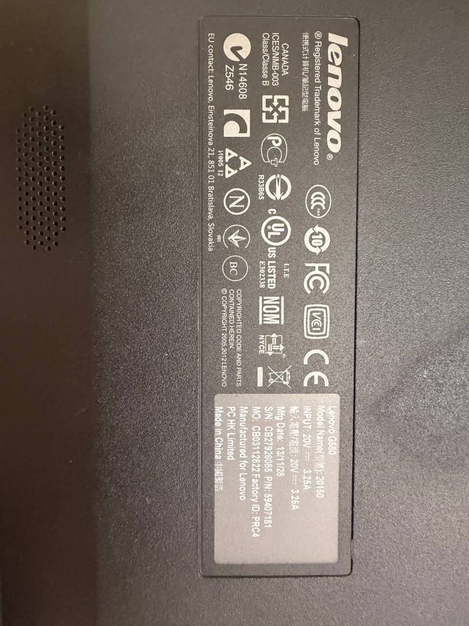 Ноутбук Lenovo с зарядным устройством и мышкой