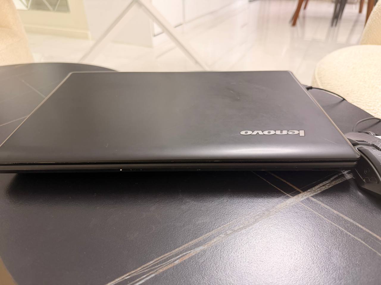 Ноутбук Lenovo с зарядным устройством и мышкой