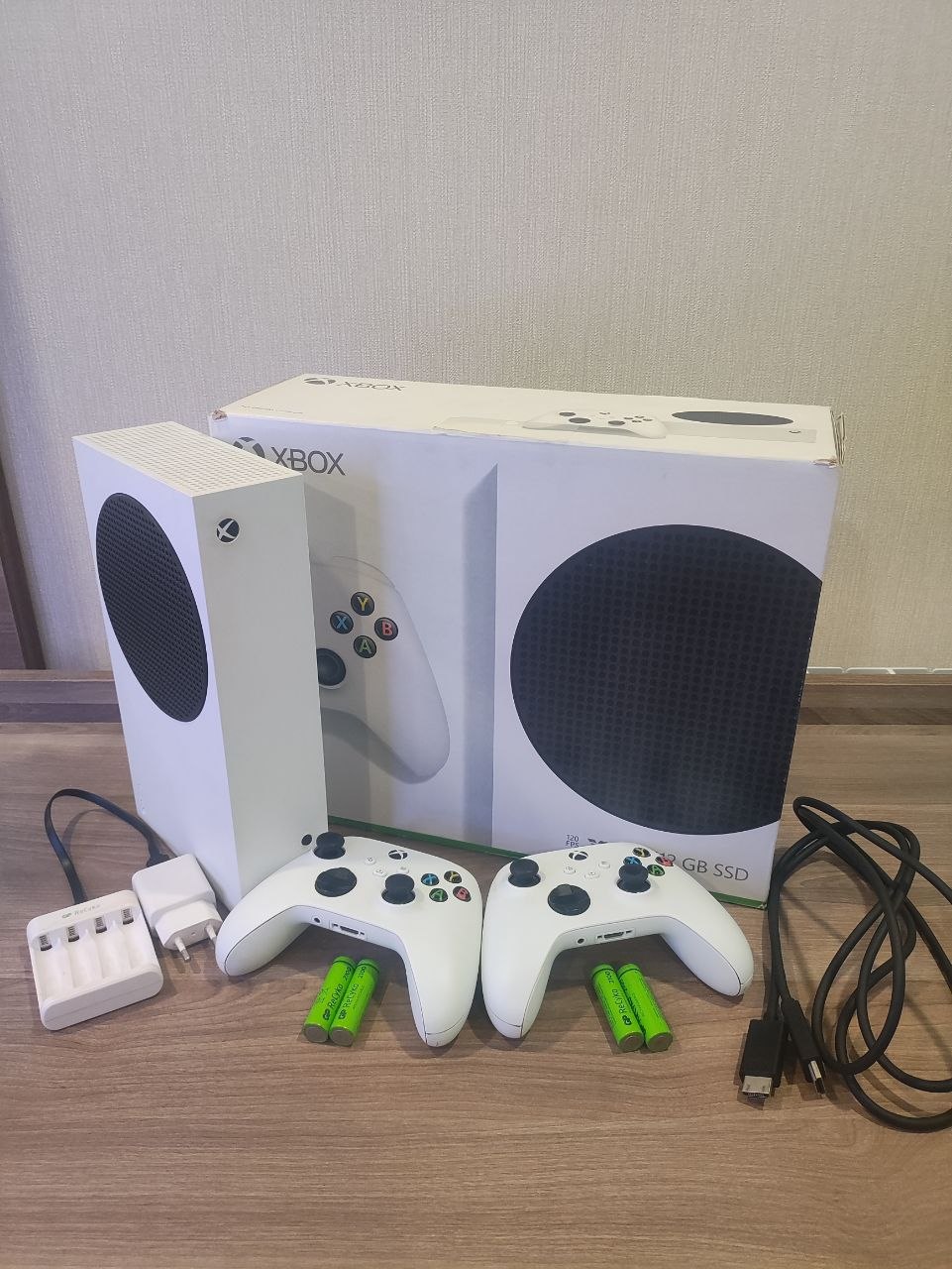 Xbox Series S 512 GB + 2 геймпада Xbox Wireless Controller