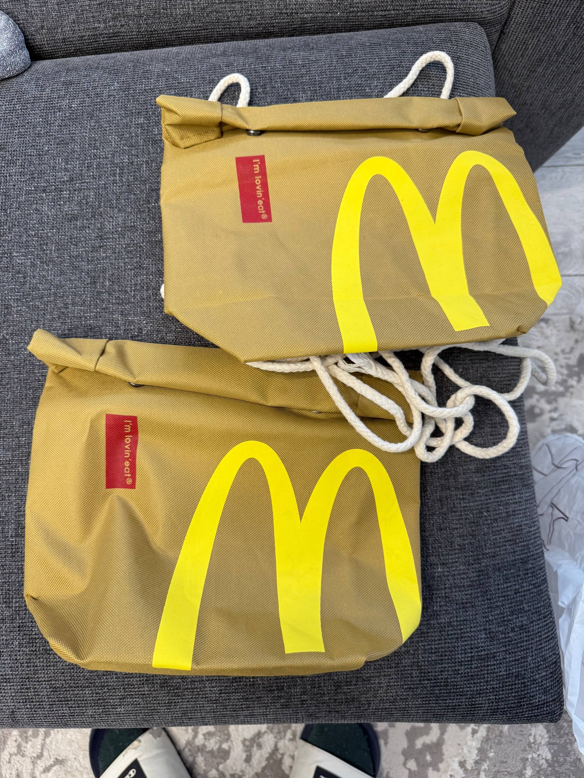 Две парные сумки через плечо McDonald's