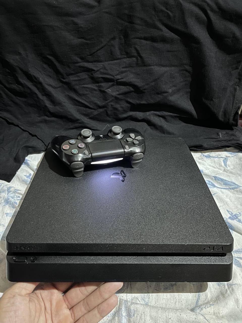 PlayStation 4 Slim 1TB с джойстиком и играми