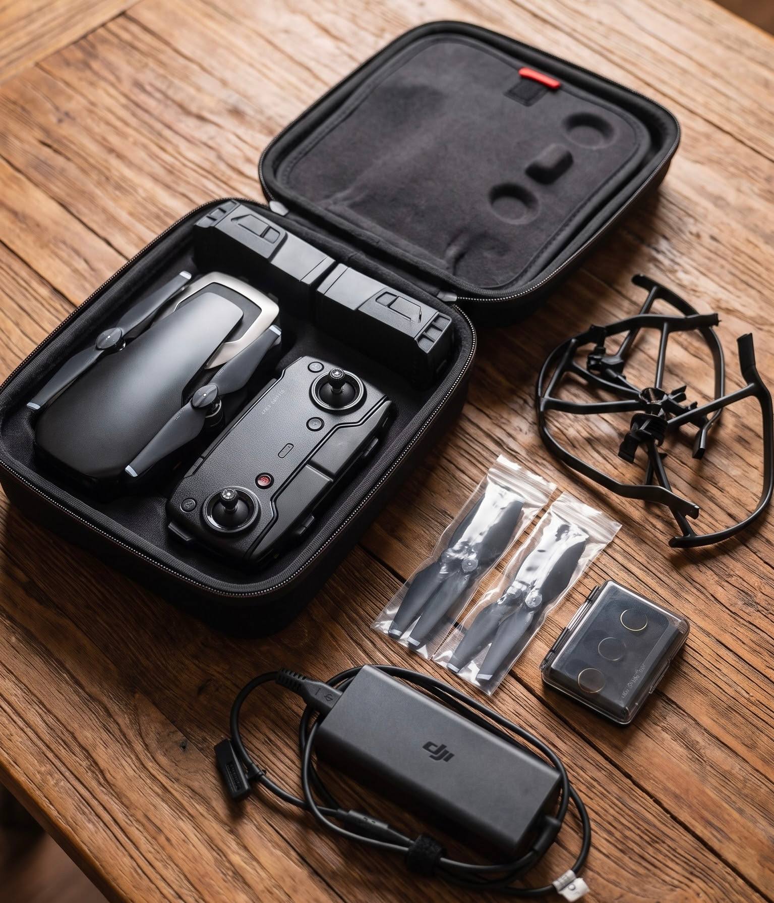 Квадрокоптер DJI Mavic Air с комплектом аксессуаров