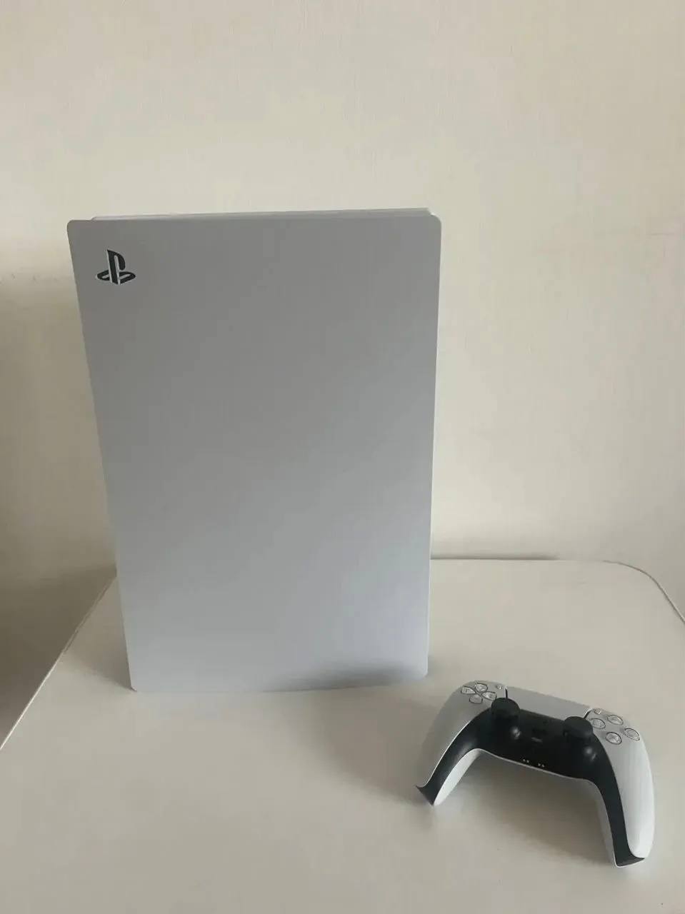 PlayStation 5 Digital Edition с джойстиком и кабелями