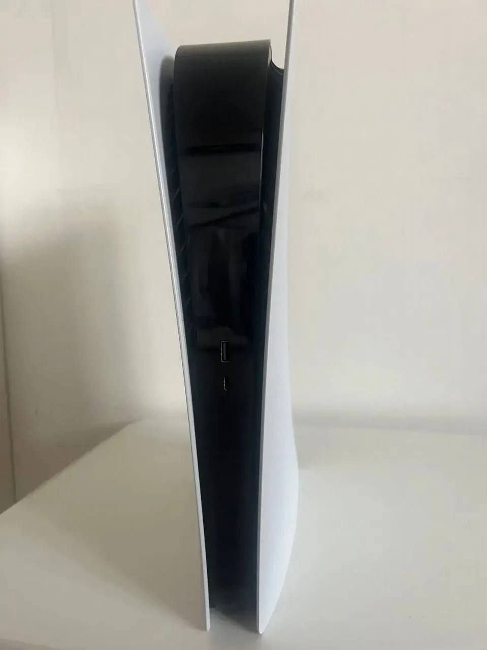 PlayStation 5 Digital Edition с джойстиком и кабелями