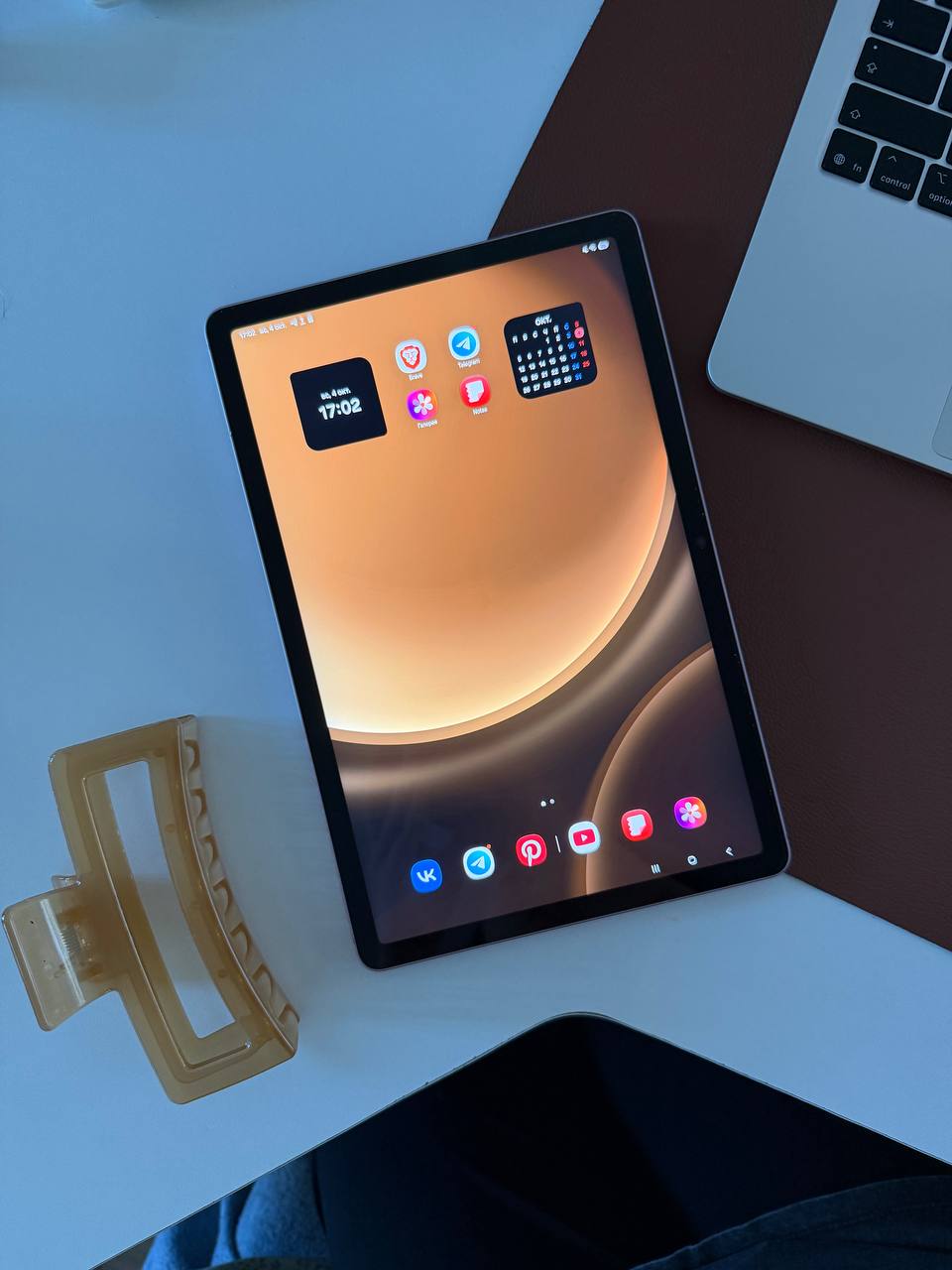 Планшет Samsung Galaxy Tab S9 FE с чехлом и стилусом