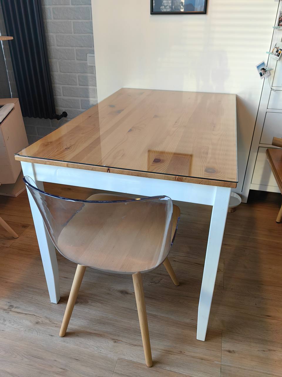 Стол IKEA из массива дерева с защитным стеклом