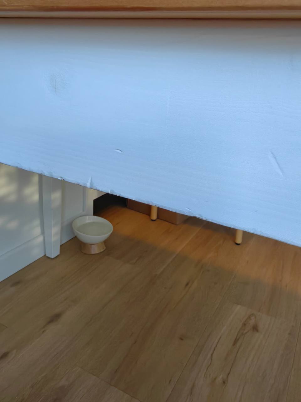 Стол IKEA из массива дерева с защитным стеклом