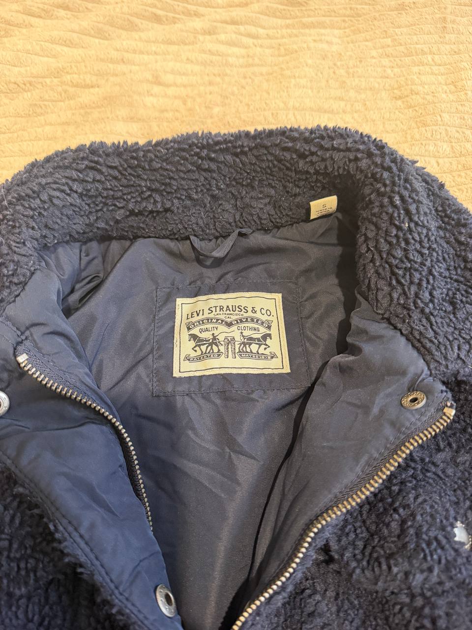 Меховая куртка Levi's, размер S