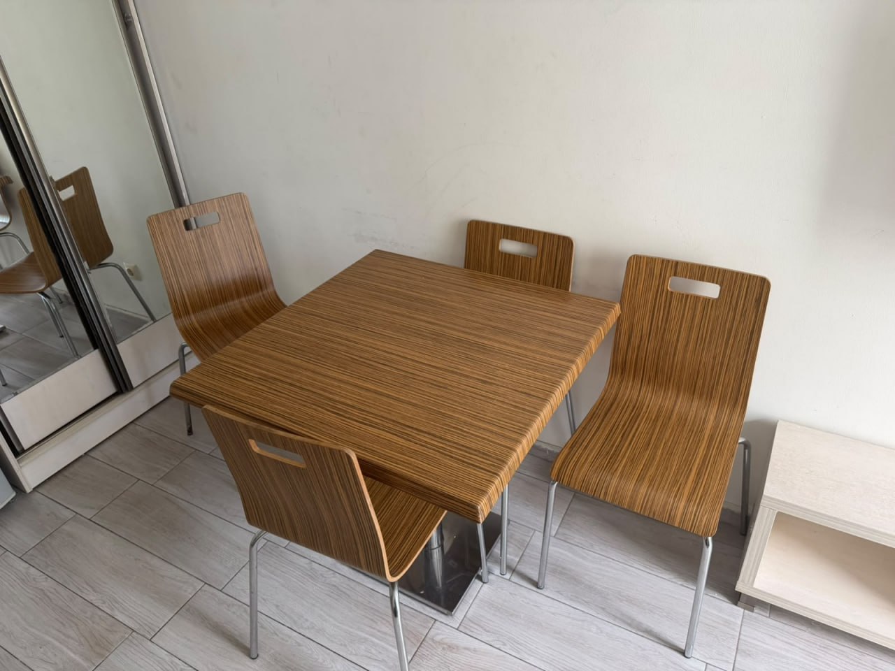 Стол 80x80 см со стульями