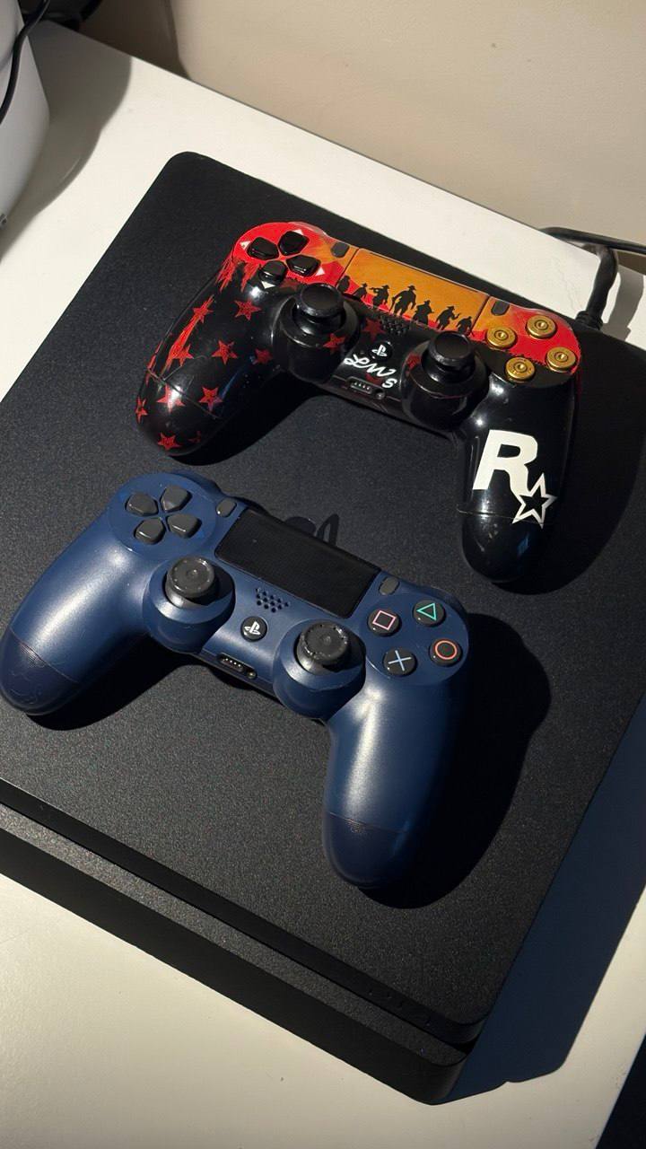 Sony PlayStation 4 500GB с 2 джойстиками