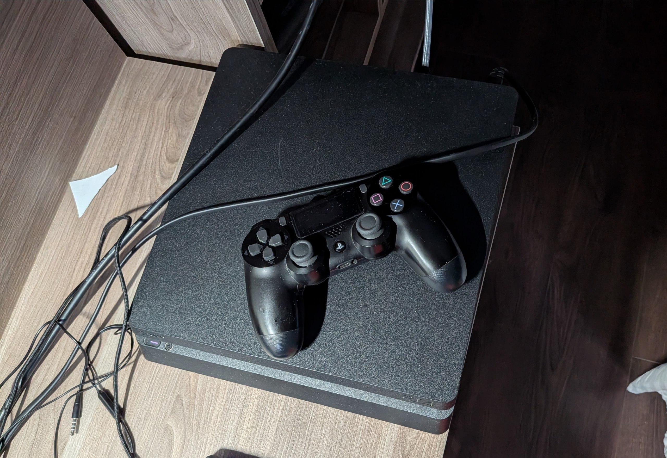 PlayStation 4 Slim 1 ТБ с геймпадом и проводами