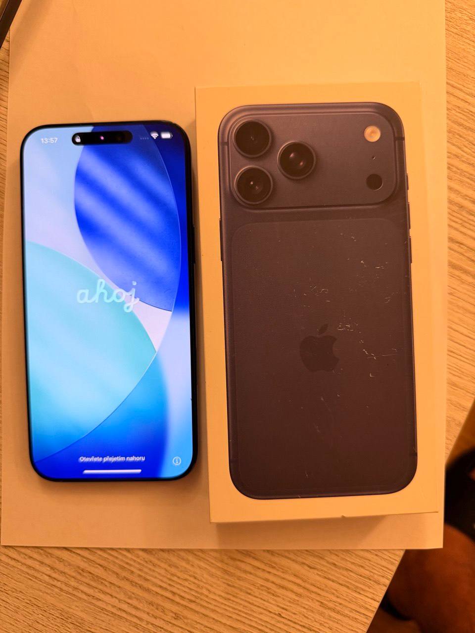 iPhone 17 Pro Max, батарея 93%