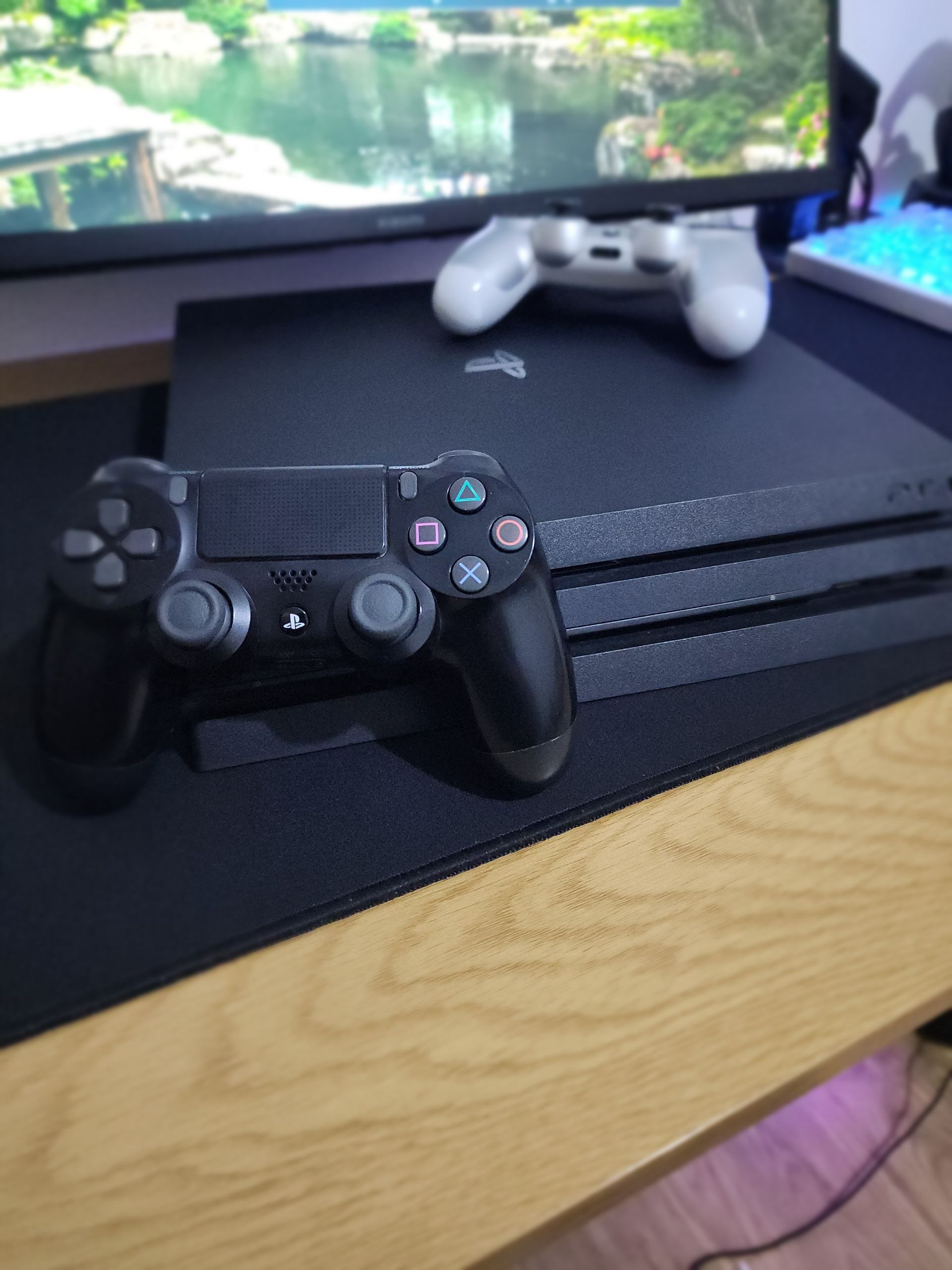 Sony PlayStation 4 Pro 1TB (CUH-7108B)