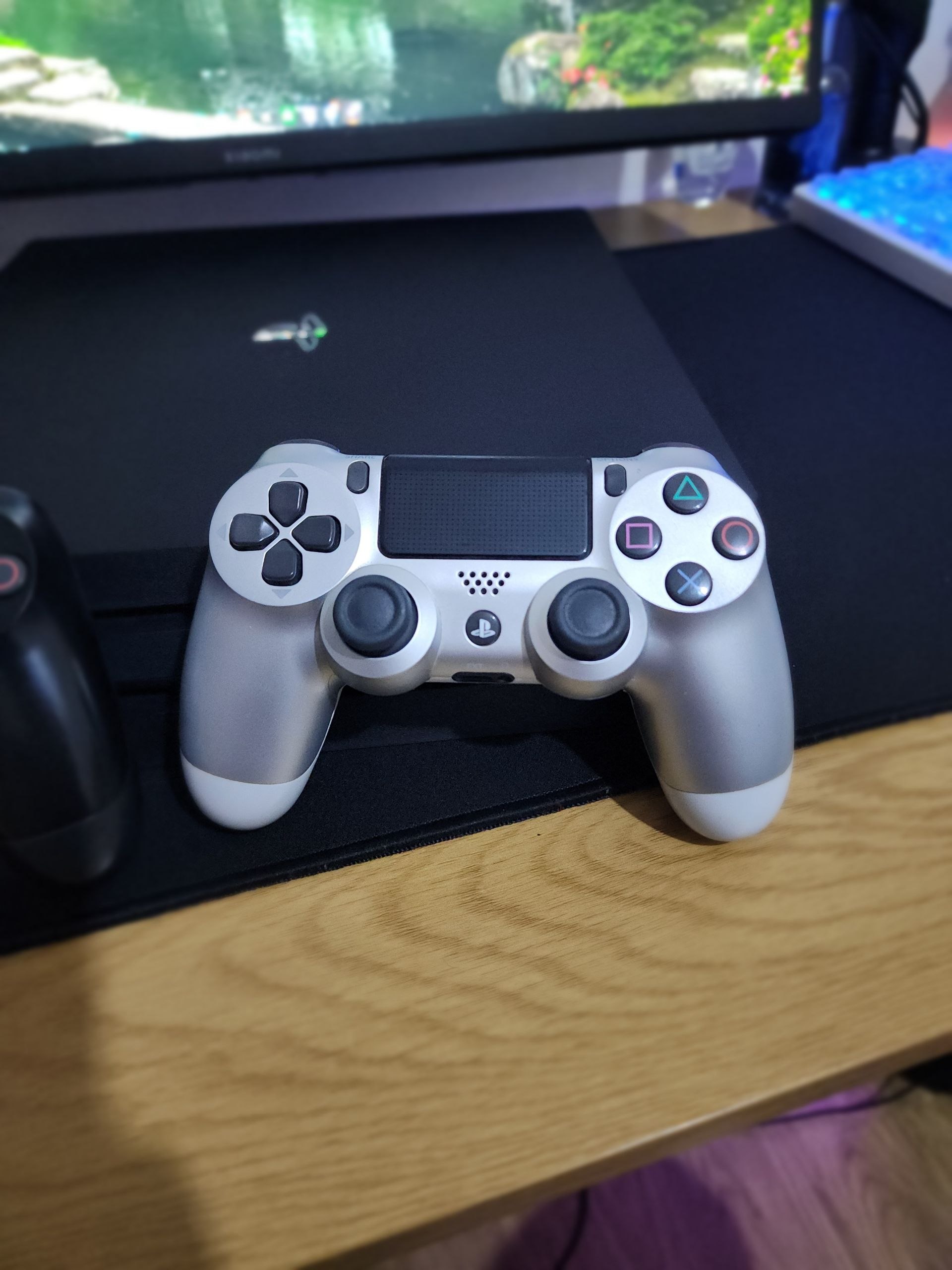 Sony PlayStation 4 Pro 1TB (CUH-7108B)