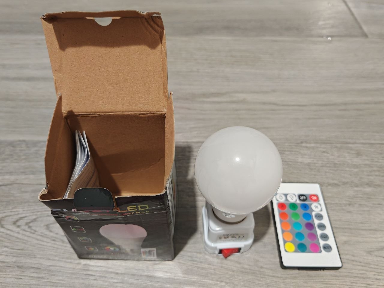 Умная разноцветная лампа E27 (RGB) с управлением со смартфона и пульта