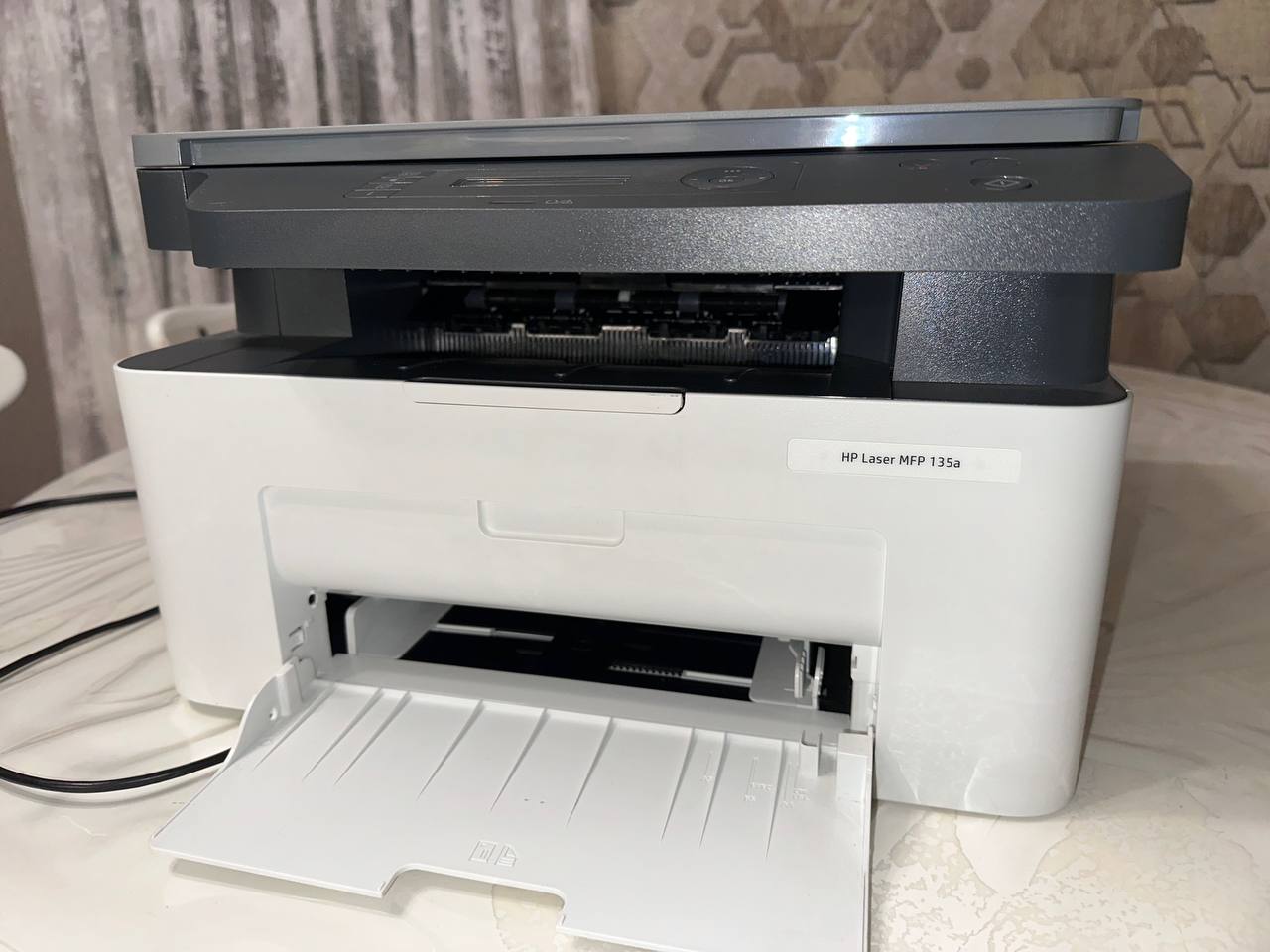 Принтер HP черно-белый