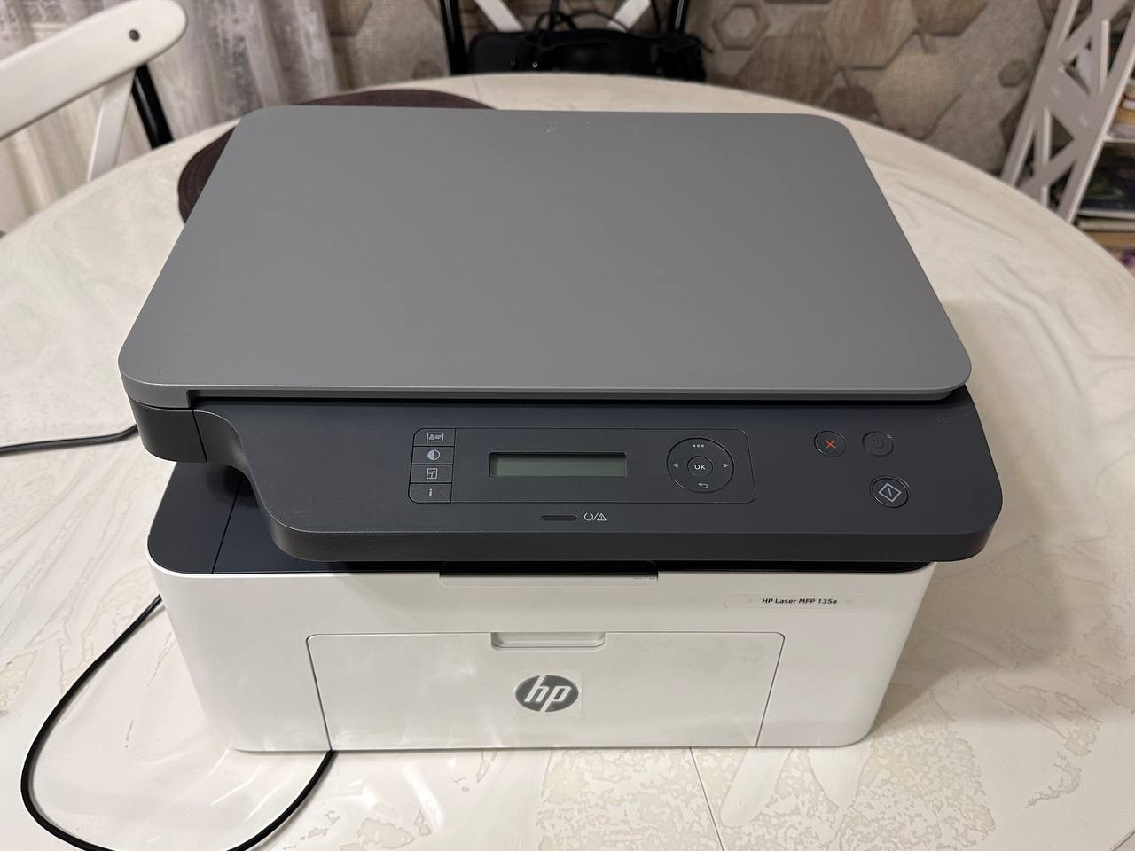 Принтер HP черно-белый