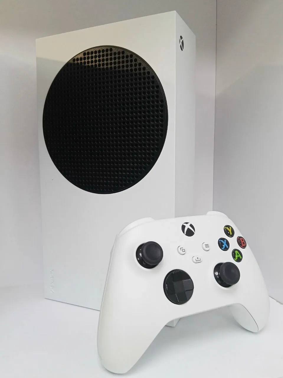 Xbox Series S с джойстиком и кабелями