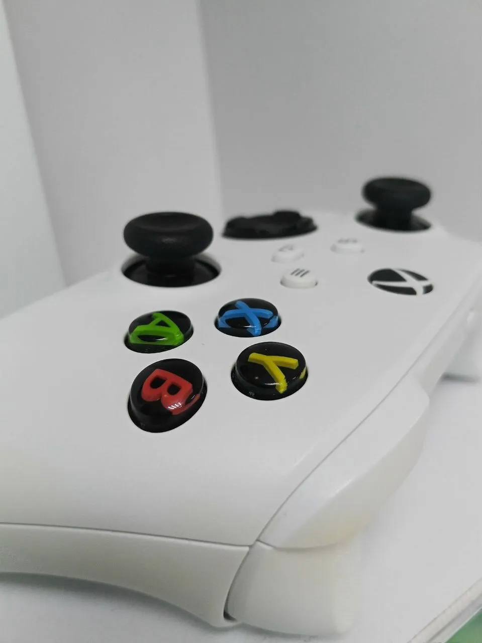 Xbox Series S с джойстиком и кабелями