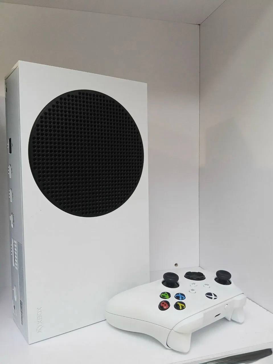 Xbox Series S с джойстиком и кабелями